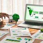 Anzeige der Sensibilisierungskampagne „Go Green“ auf dem Laptop für ein umweltfreundliches Unternehmenstreffen mit Geschäftsleuten, die Umweltschutz für eine saubere und nachhaltige Zukunftsökologie umsetzen.