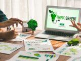 Anzeige der Sensibilisierungskampagne „Go Green“ auf dem Laptop für ein umweltfreundliches Unternehmenstreffen mit Geschäftsleuten, die Umweltschutz für eine saubere und nachhaltige Zukunftsökologie umsetzen.