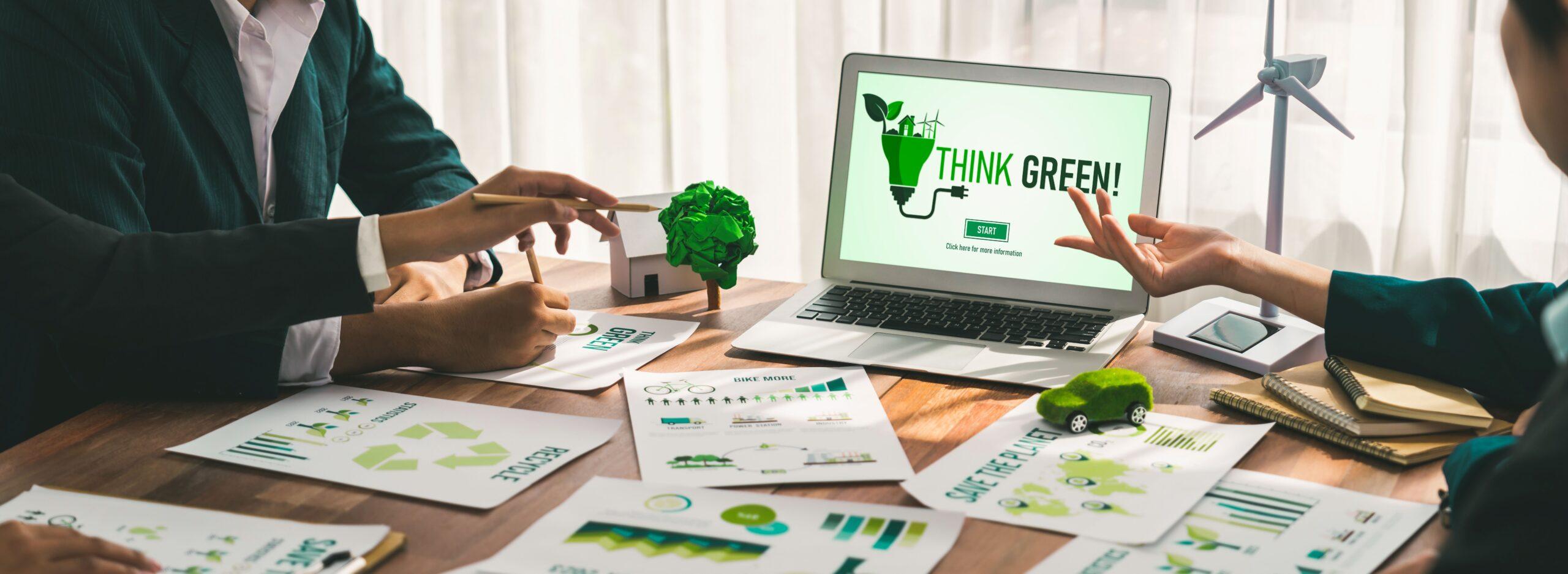 Anzeige der Sensibilisierungskampagne „Go Green“ auf dem Laptop für ein umweltfreundliches Unternehmenstreffen mit Geschäftsleuten, die Umweltschutz für eine saubere und nachhaltige Zukunftsökologie umsetzen.