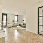 Helles Wohnzimmer mit Fischgrätboden | Klick Vinyl Marmoroptik