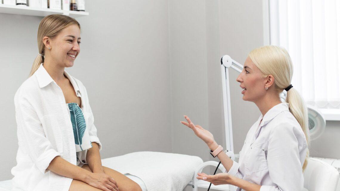 aesthetische beratung einer patientin in einer klinik, behandlungsgespraech