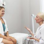 aesthetische beratung einer patientin in einer klinik, behandlungsgespraech