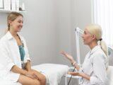 aesthetische beratung einer patientin in einer klinik, behandlungsgespraech