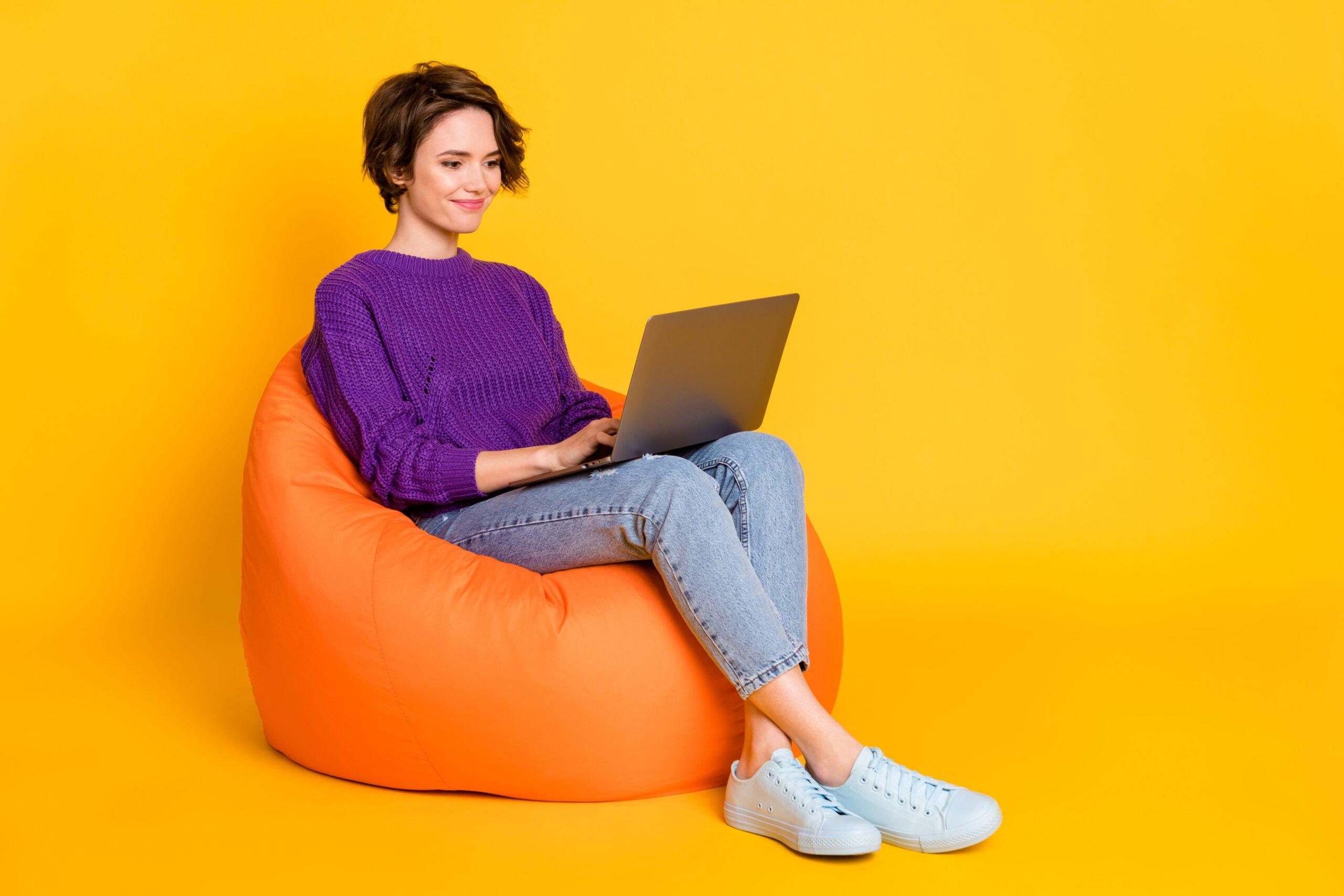 Junge Frau bestellt Etiketten online auf dem Laptop