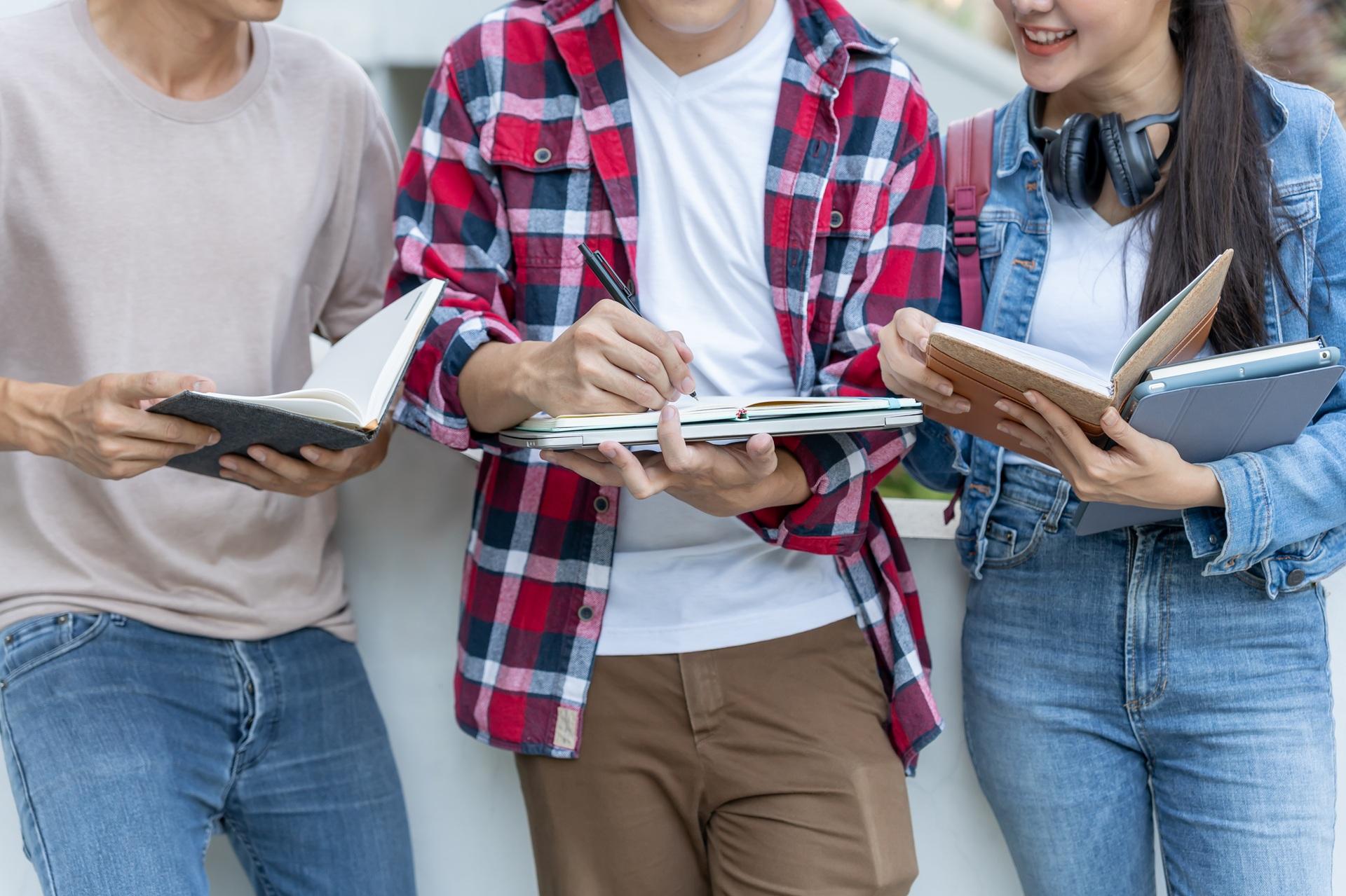Studierende lesen und schreiben gemeinsam | Bachelorarbeiten schreiben lassen