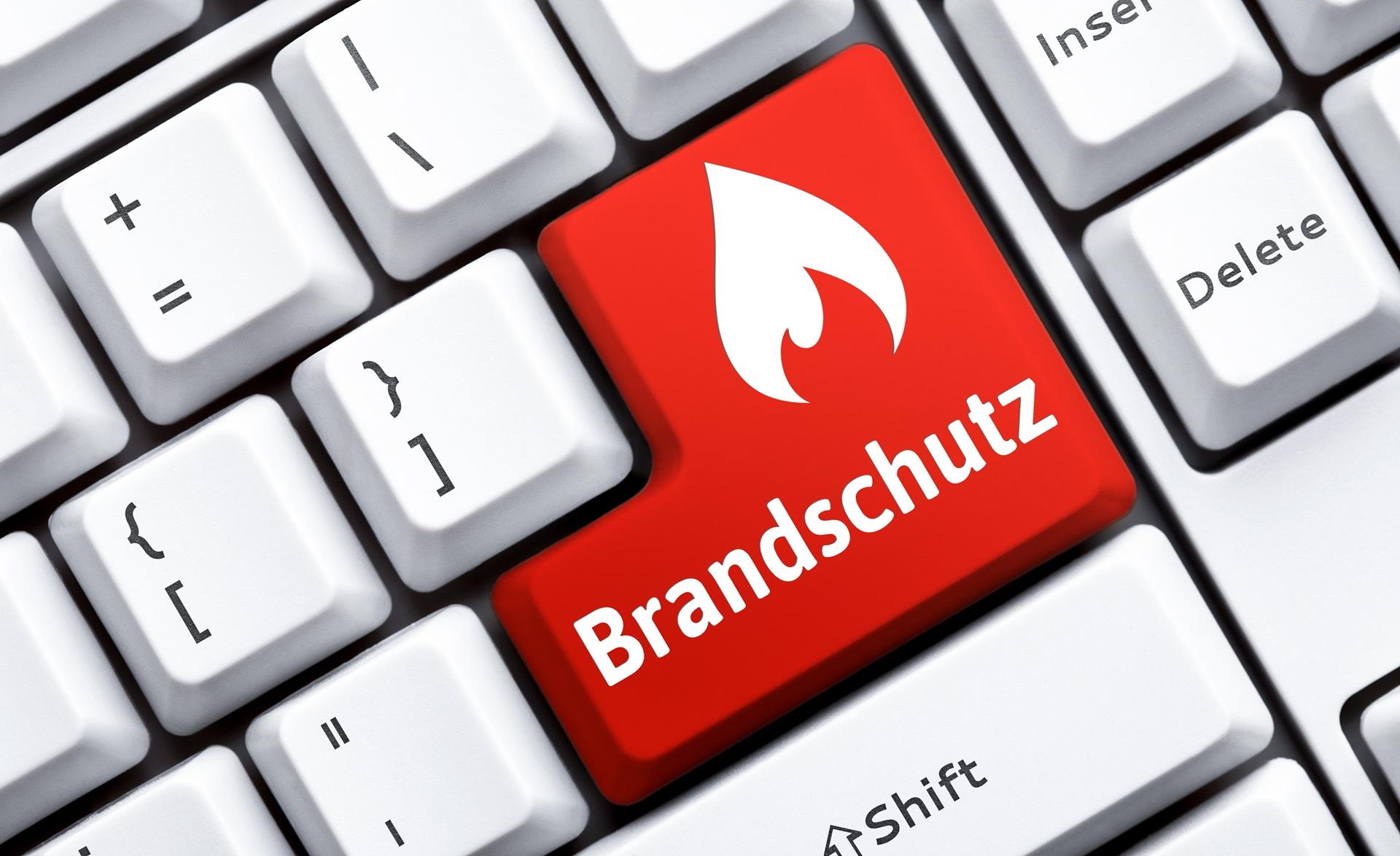 Rote Taste mit Brandschutz-Symbol auf Computer-Tastatur | Brandwache Berlin