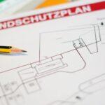 Brandschutzplan mit Bleistift und Markierungen auf Tisch | Brandwache Berlin